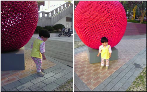 [왼쪽 사진] 사과를 업어주려고 합니다만, 어림없지요. [오른쪽 사진] 탑도리를 마친 녀석이 사과 앞에서 포즈를 취하네요. 